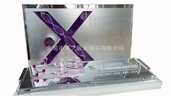 我們?cè)诙ㄖ苼喛肆φ故炯軙r(shí)，應(yīng)該選擇UV印刷還是絲印呢？