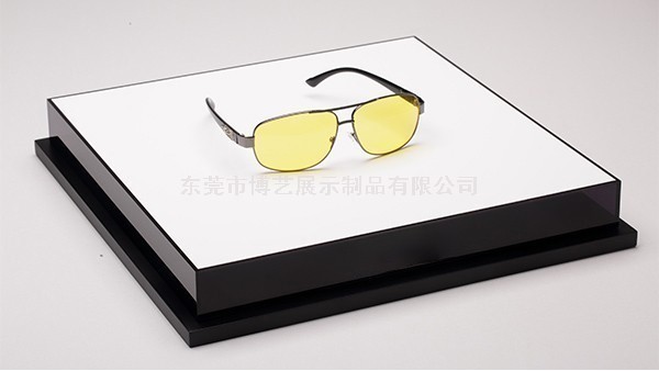 多少面的亞克力展示架展示效果更好呢？